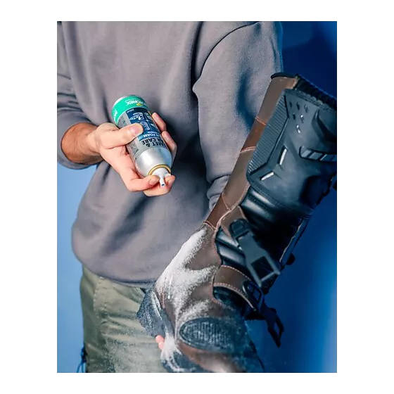 Nettoyant intérieur casques, vêtements, gants et chaussures. Mousse active. Motorex Helmet & Gear Care - degriffbike.ch