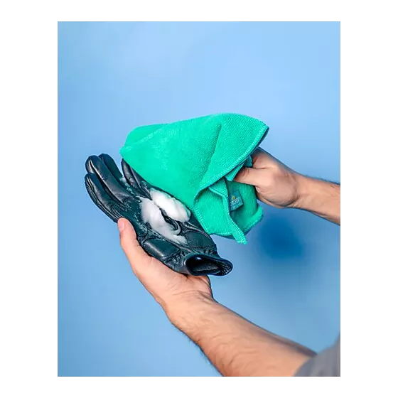 Mousse active pour soins des casques vetements gants et chaussures Motorex Helmet & Gear Care