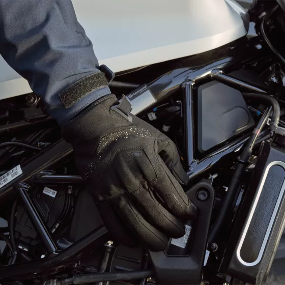Gant femme FIVE WFX DISTRICT WP sur une moto