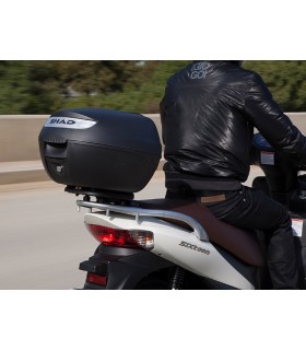 Top case SHAD SH26L noir sur un scooter
