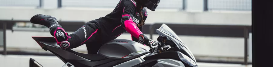 Entdecken Sie unsere zweiteiligen Motorradkombis aus Leder für Damen