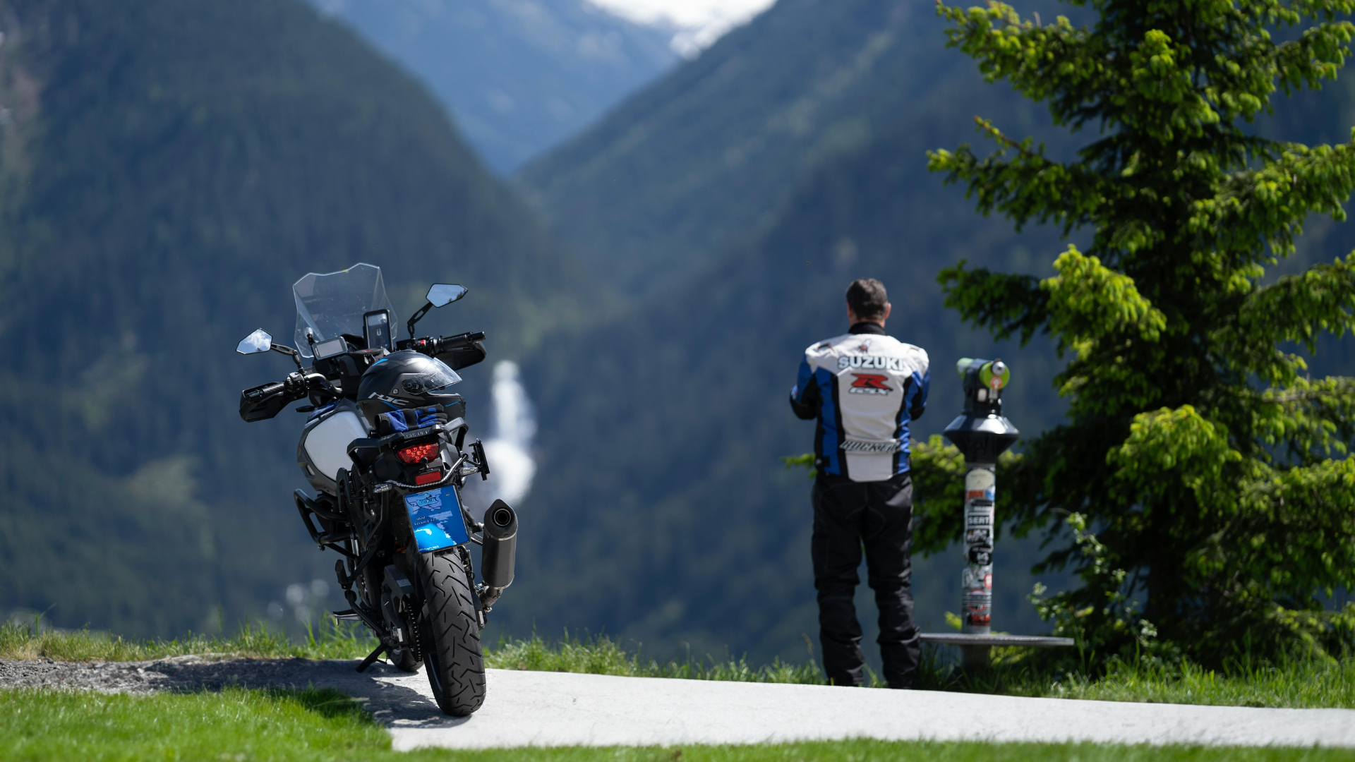 Sommer-Motorradbekleidung: Sicher unterwegs auf Schweizer Strassen