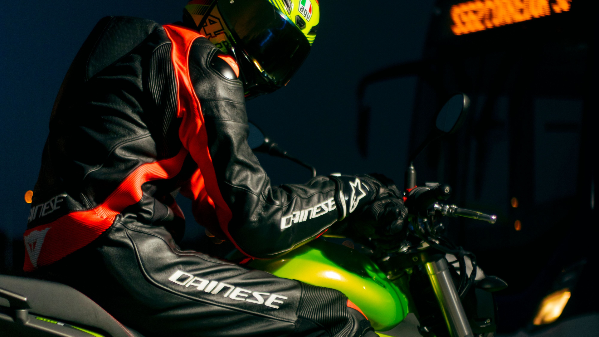 Visibilité à moto : équipements réfléchissants, réglementation et astuces pour être mieux vu