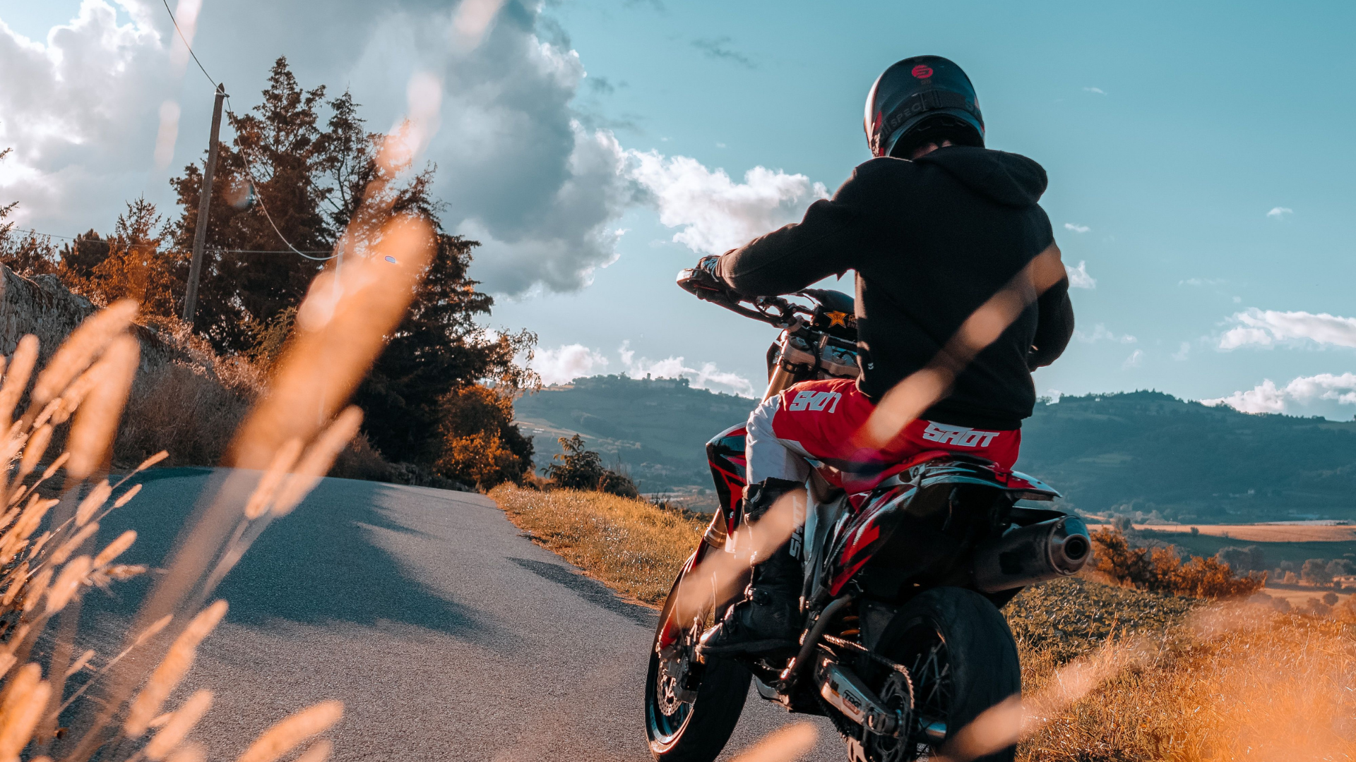 Rentrée moto en Suisse : le guide complet pour maîtriser la transition entre l’été et l’automne