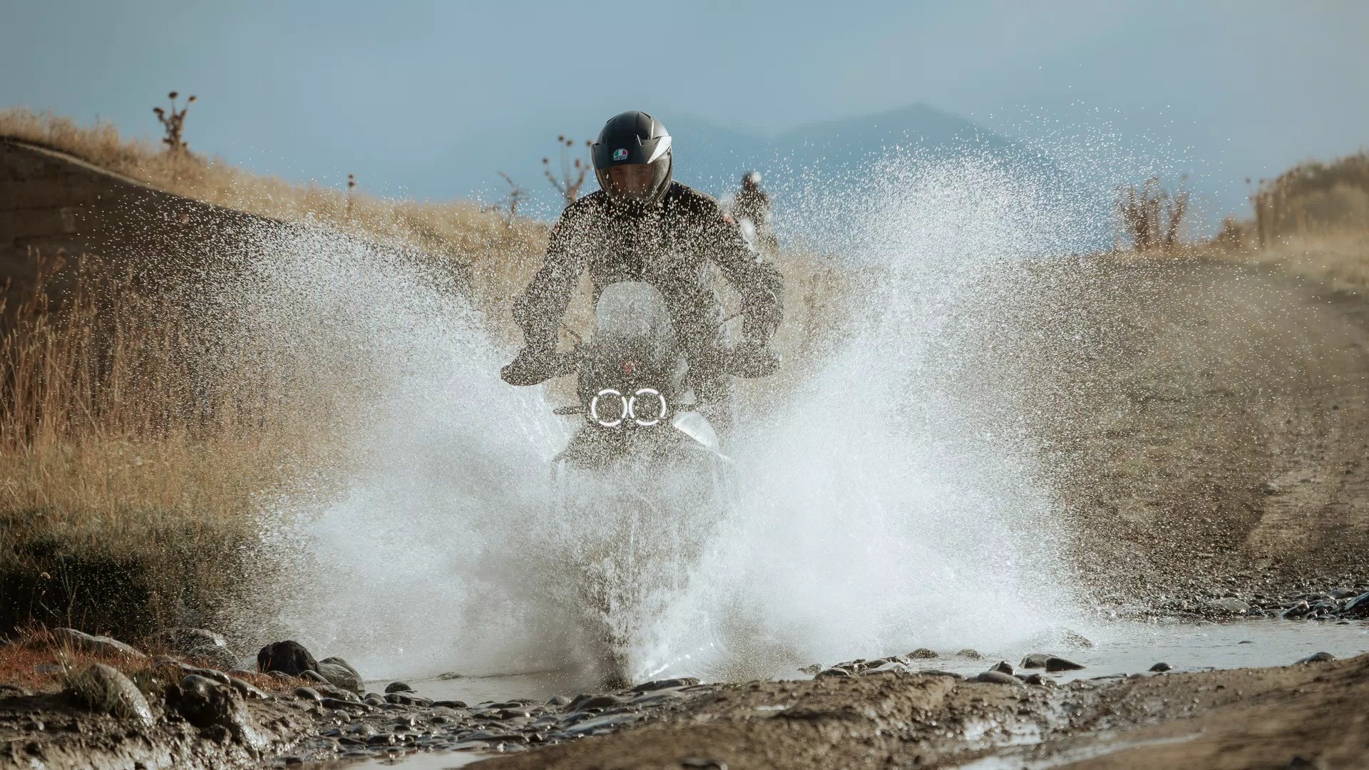 Lorsque la sécurité rencontre l'innovation, Dainese devient un incontournable pour tous les motards soucieux de leur protection et de leur style.
