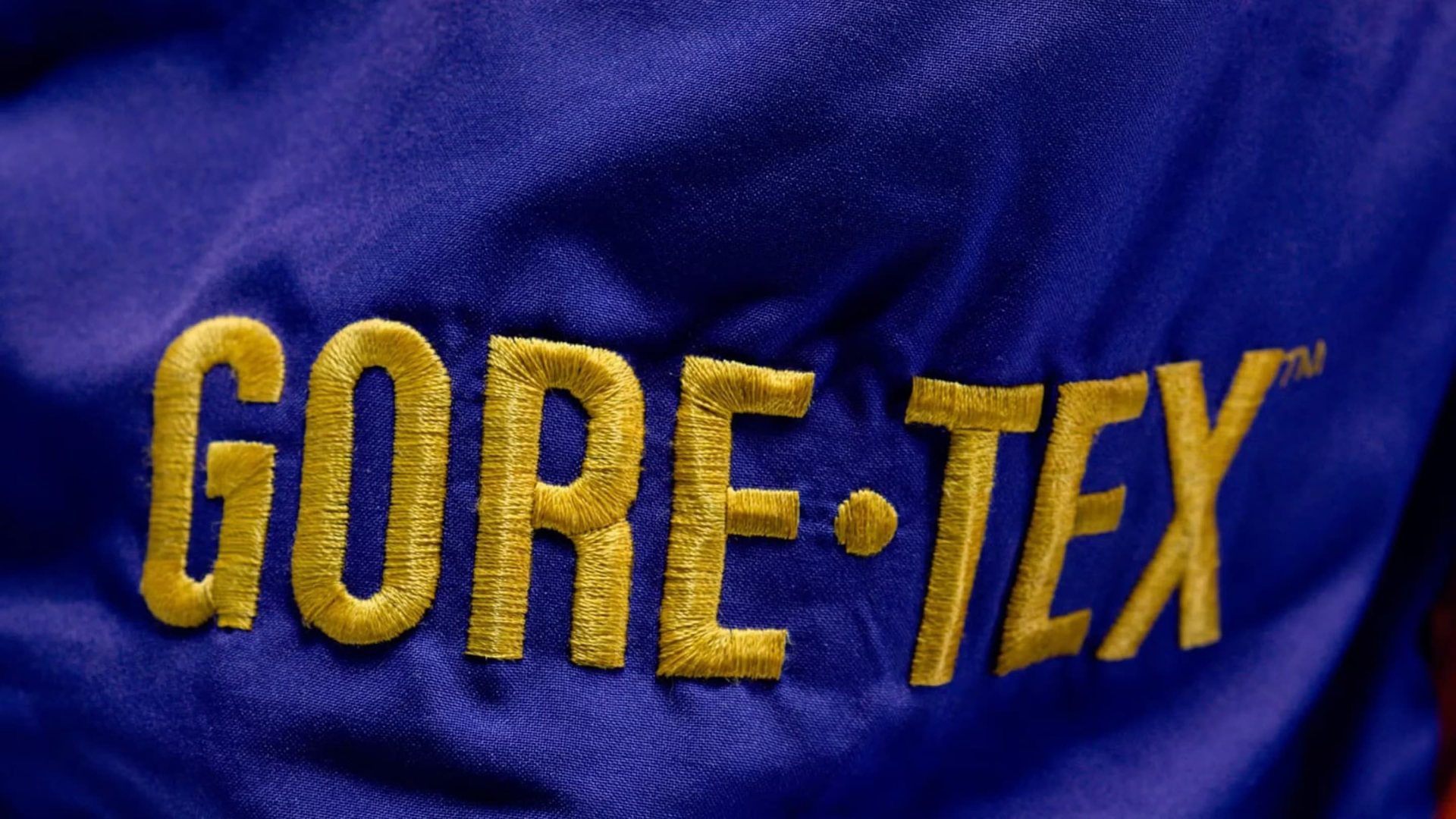 Équipement moto Gore-Tex : le dossier complet sur la technologie qui a changé la route